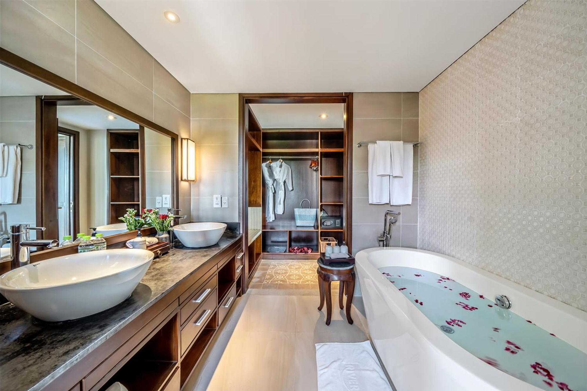 Rivertown & सहारा Hoi An